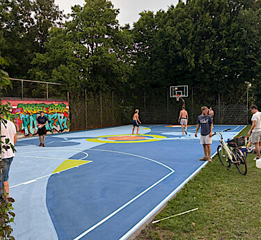 Jugend gestaltete neuen Basketballplatz an der Skateranlage Foto 3 Jugend gestaltete neuen Basketballplatz an der Skateranlage Foto 3